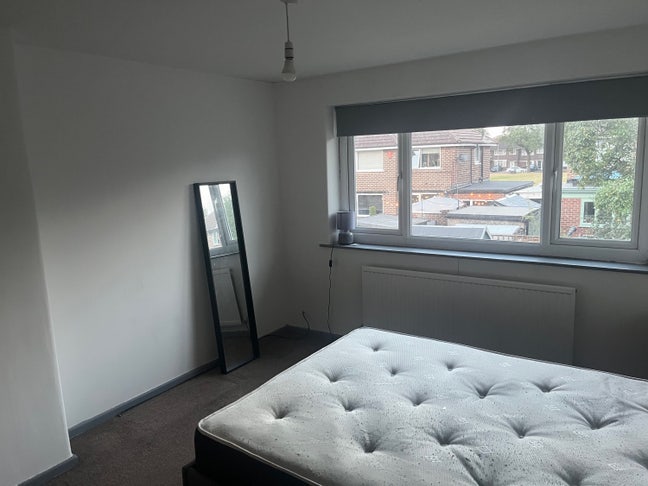 Large double room available in Flixton Main Photo