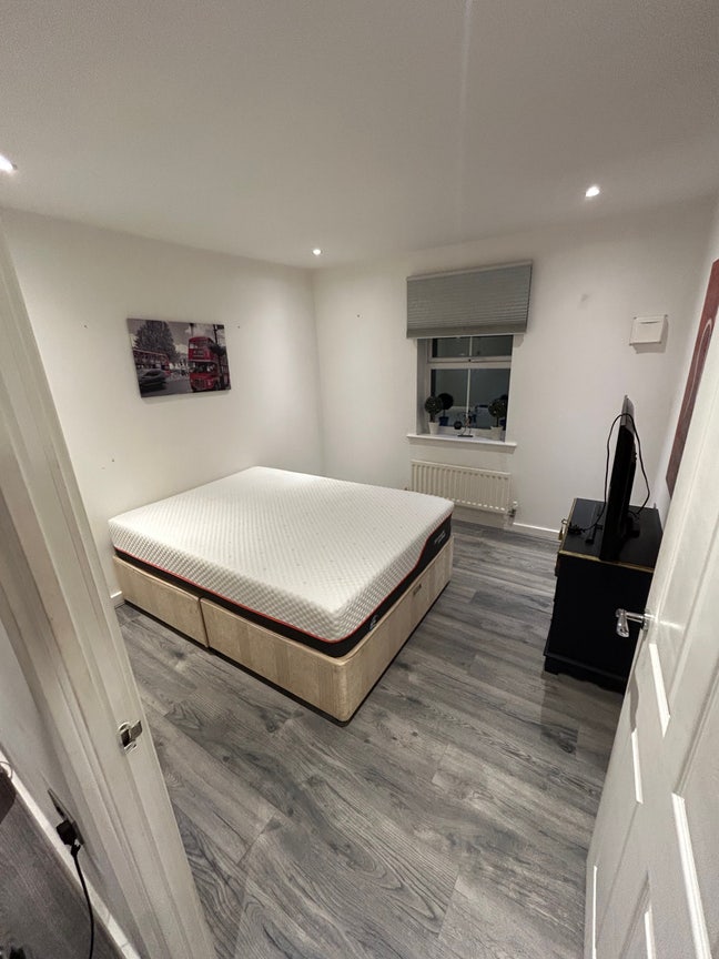 2 Bed Flatshare - 1 Room available (105sq ft) Main Photo