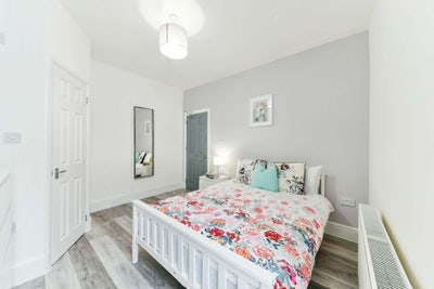 En-Suite Room | Available 01/09 | Bills Included  Main Photo