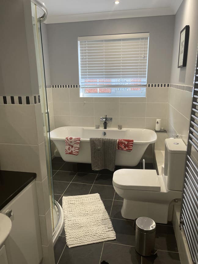 Large double room Monday to Friday only Main Photo