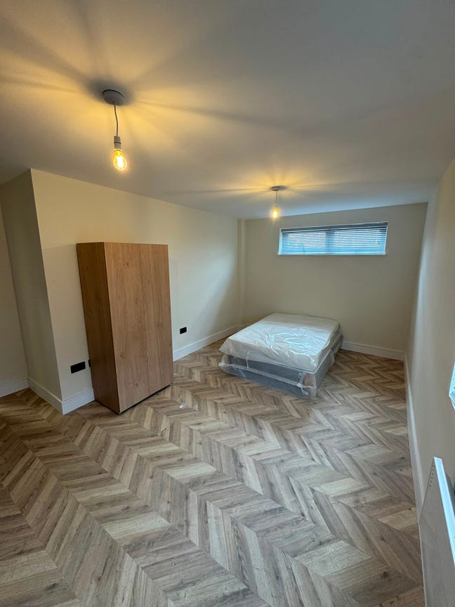 DSS-Studio Flat Available in Baker St Weybridge Main Photo
