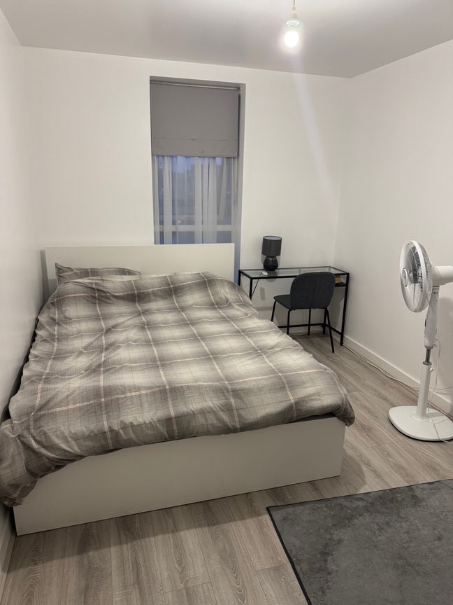 Double room available in E14 near DLR station Main Photo