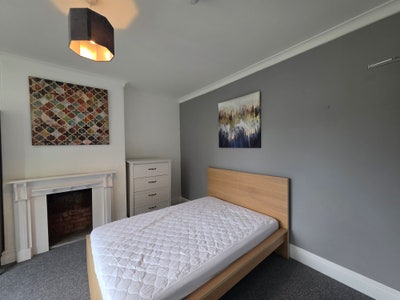 Tastefully decorated room in managed HMO & parking Main Photo