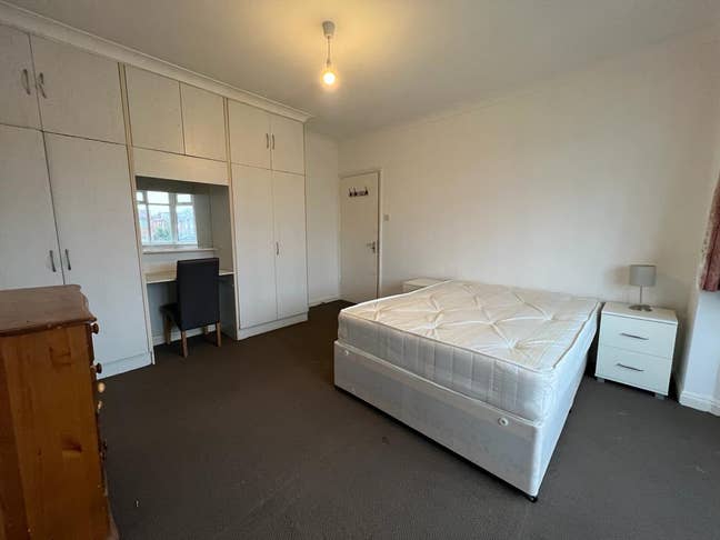 Large Double In a Tidy House East Acton W3 Main Photo