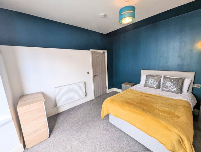 ** Large Modern Room City Centre -No Bills To Pay! Main Photo