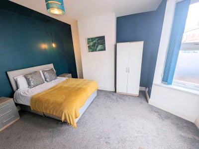 ** Large Modern Room City Centre -No Bills To Pay! Main Photo