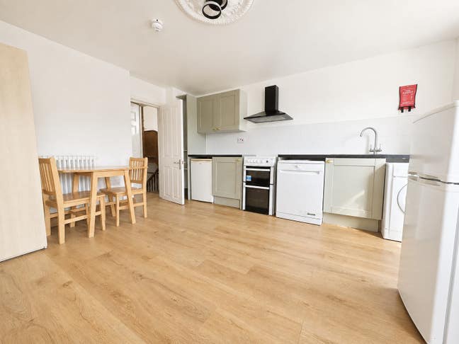Practical Studio Apartment-Forest gate-Single use Main Photo