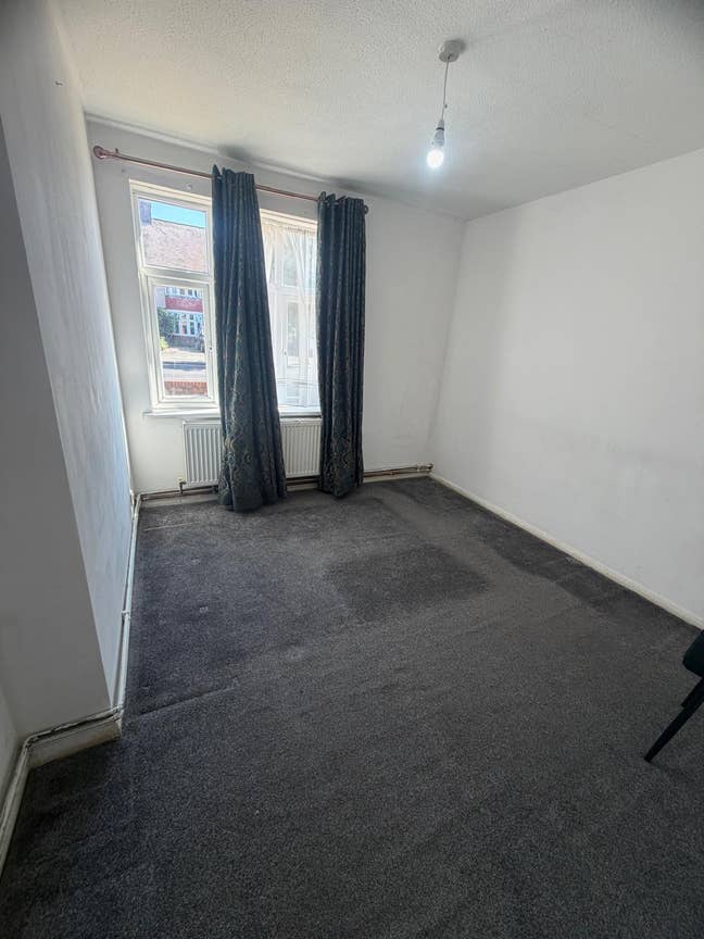 🏡 Spacious Double Room Available – Romford RM6 Main Photo