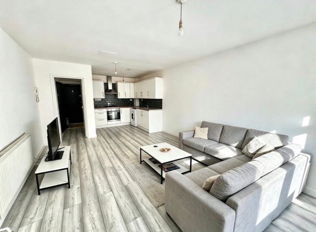 1 Bed Flat w/Terrace | Central Luton & Stores Near Main Photo