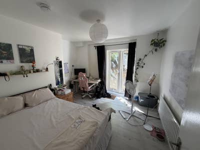 Two-Bedroom Basement Flat with Large Garden Main Photo