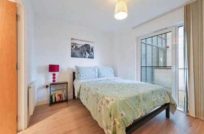 Modern Ensuite Room in Greenwich Peninsula – Clean Main Photo