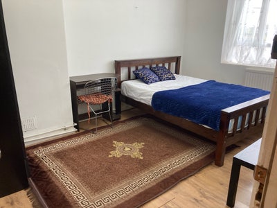 Large Double Room in Clean Flat in White City  Main Photo
