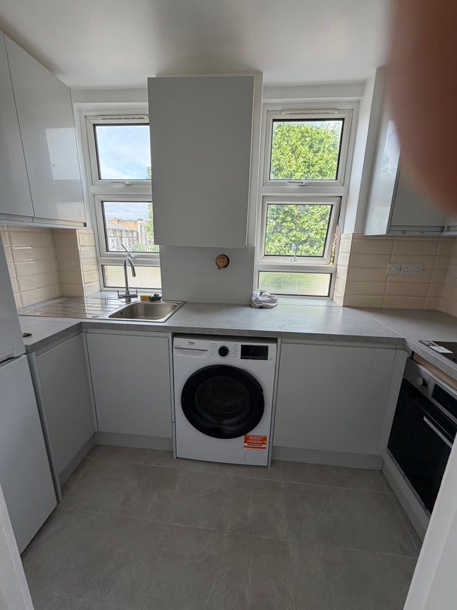 Newly done Two bedroom flat on Uxbridge Road W12 Main Photo