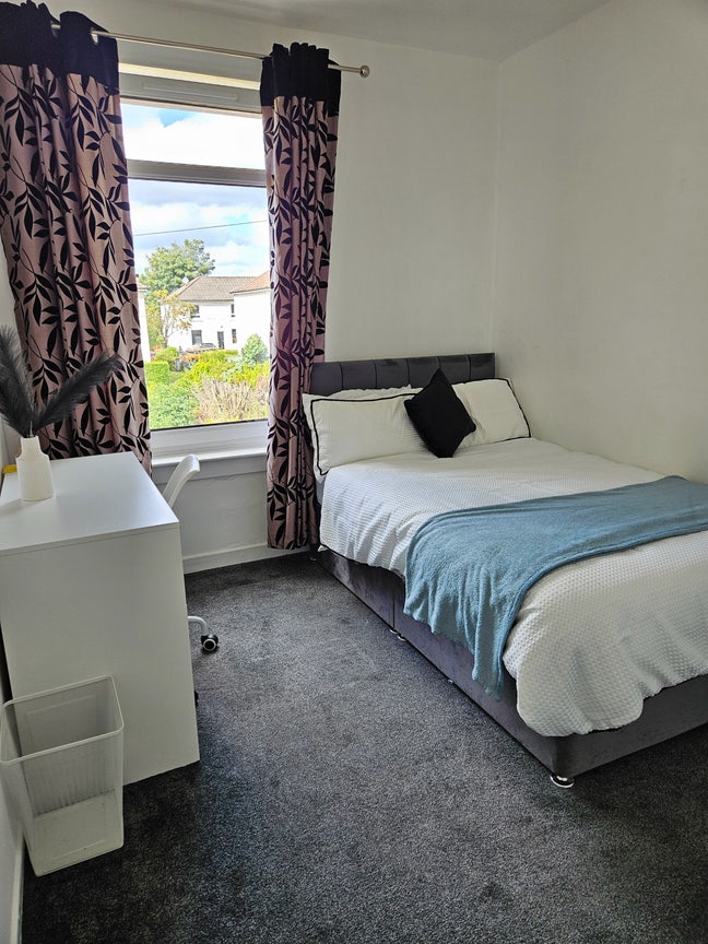 Double bedroom in west end Main Photo