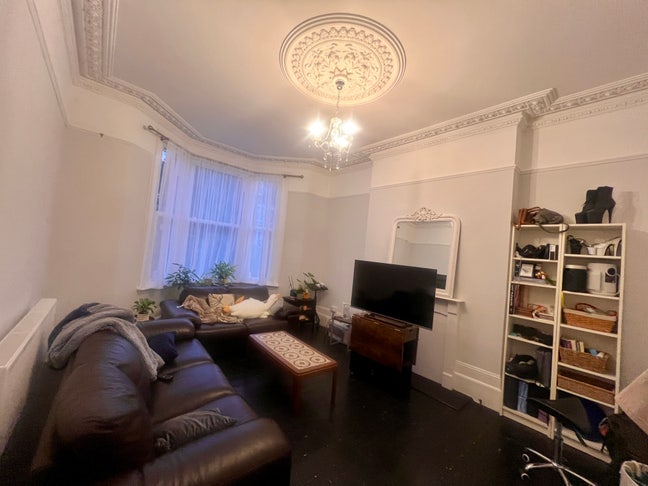Master bedroom w private bathroom in garden flat Main Photo