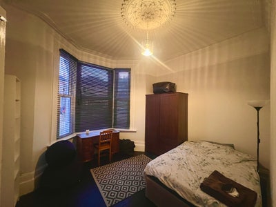 Master bedroom w private bathroom in garden flat Main Photo