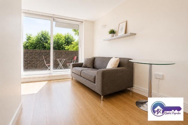 Spacious 3 Bedrooms 2 Bathrooms Flat Main Photo