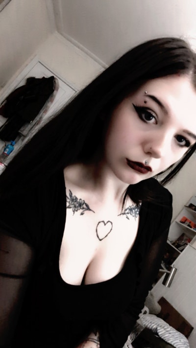 21 year old Female seeks a double room Main Photo
