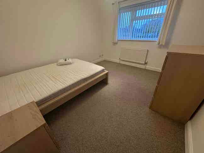 Modern Double Room: Parking, near G.C.H.Q Main Photo