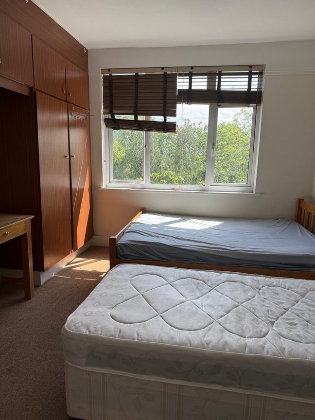 Fully Furnished Bedroom in Shared House Main Photo