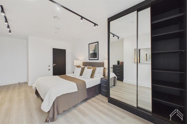 Spacious Double Room in Modern London Apt (Zone 2) Main Photo