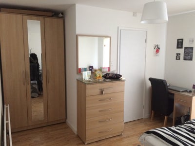 Large double with ensuite in a refurbished house Main Photo