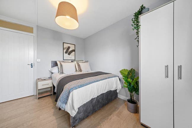 🌿 Double Room + Balcony | 2 Min to Station Main Photo