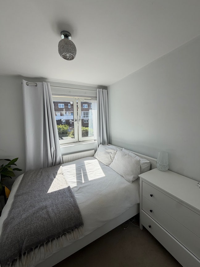 Bright & Sunny Double Room in Friendly 3 Bed Flat Main Photo