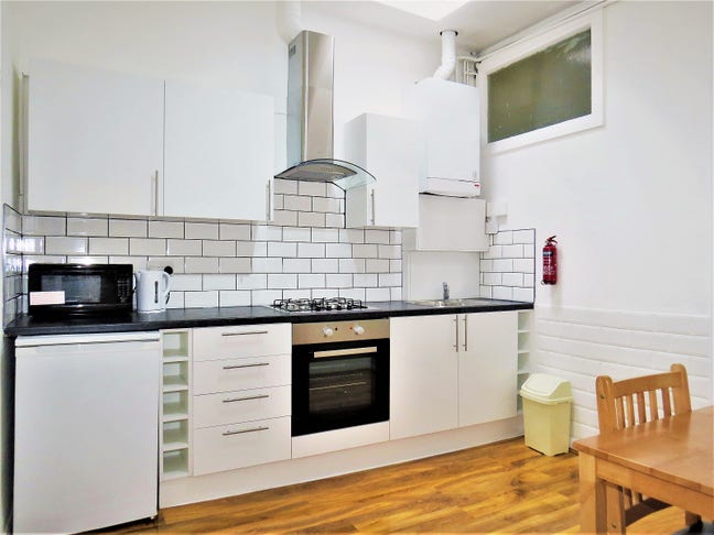 Including bills modern studio flat near tube stati Main Photo