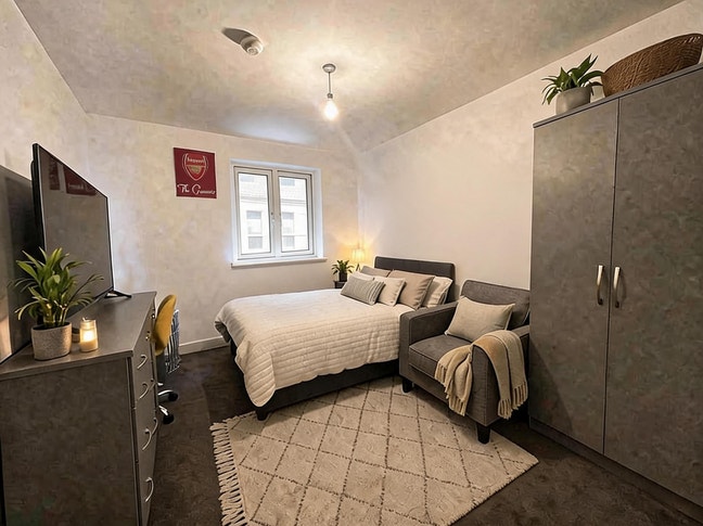 Orton Stuio Room Main Photo