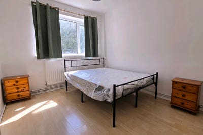 Double bedroom (with walk-in wardrobe) in  Putney Main Photo