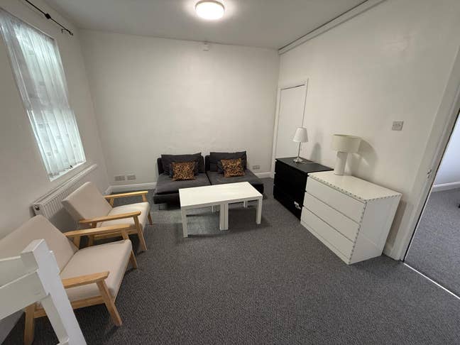 Studio Flat King`s Street Southall Main Photo