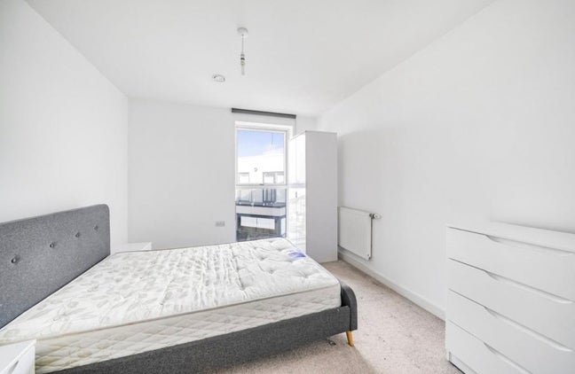 Modern Double w/ Roof Terrace – Bills Included Main Photo