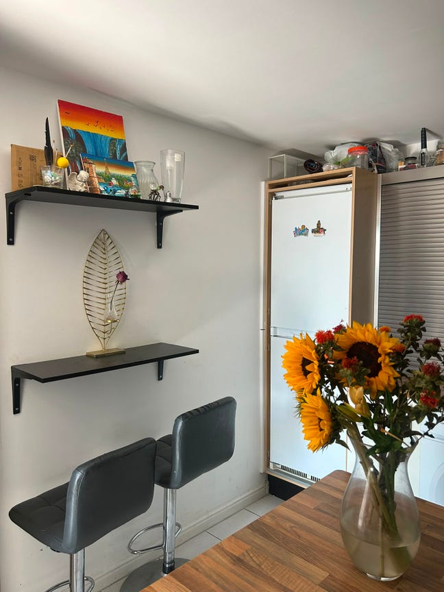     Large  double  room en suite   (  female preferred  )
 Main Photo