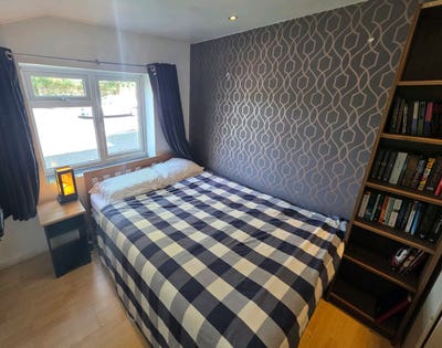 Double room overlooking Gladstone Park  Main Photo