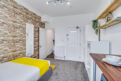 Lovely Double En-Suite Room Available  Main Photo