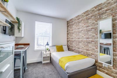 Large  Double En-Suite Room Available  Main Photo