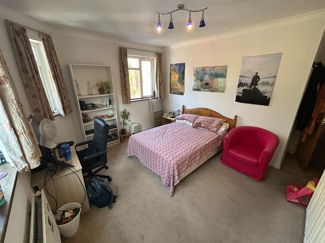 Sunny, furnished room in a 3 bedroom Student flat  Main Photo