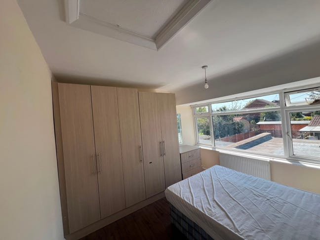 1 double bedroom near Hayes & Harlington Station Main Photo