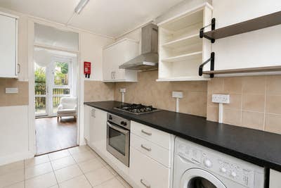 🏡 5-Bedroom Flat – Next to Arsenal Tube Station!  Main Photo