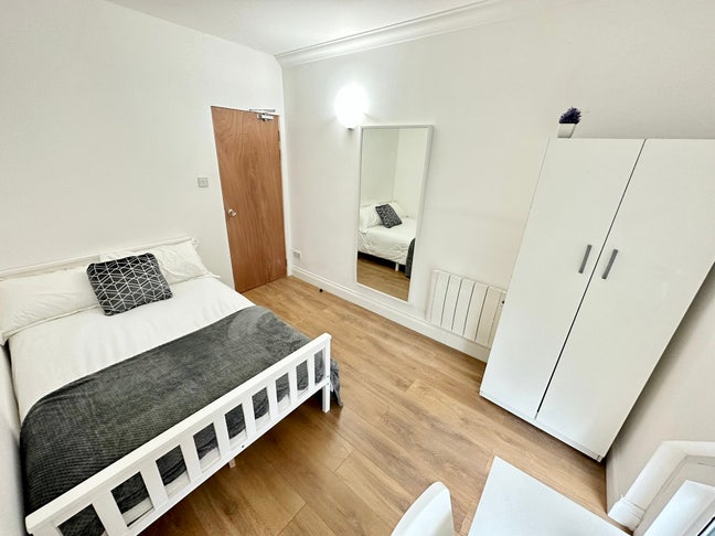 Modern Double Room in E14 – Bills Included – &pound;910  Main Photo