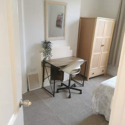 Spacious Room in a Victorian town house Main Photo