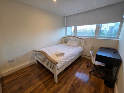 Rooms in walking distance Aldgate East tube Main Photo