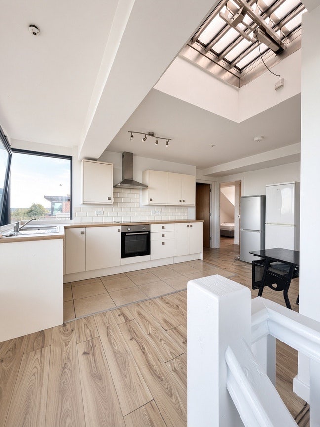 4 double rooms- Armley- en suite- bills included Main Photo