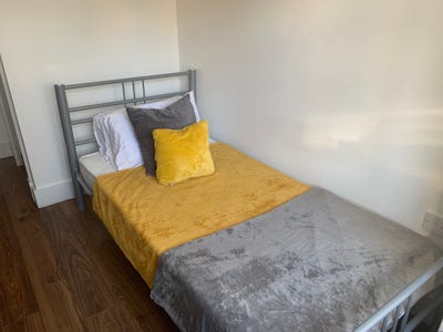Bright Single Room -available now  (1a/5)  Main Photo
