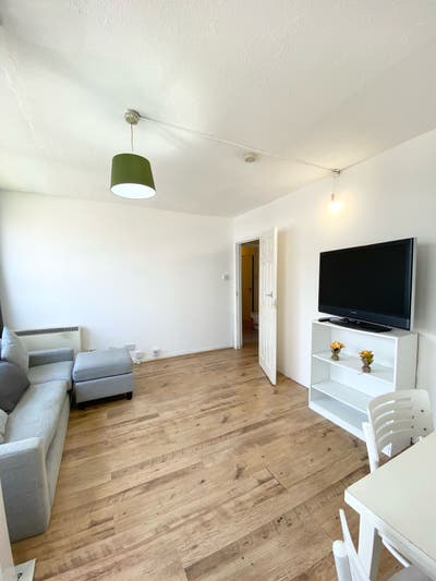 Modern 4-Bed, Flat with 2 Bath, Balcony & Lift 🔥 Main Photo