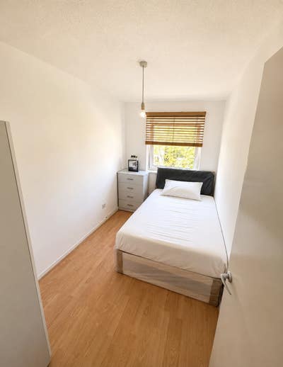 New Double and Single Room | Mile End | Couples ok Main Photo