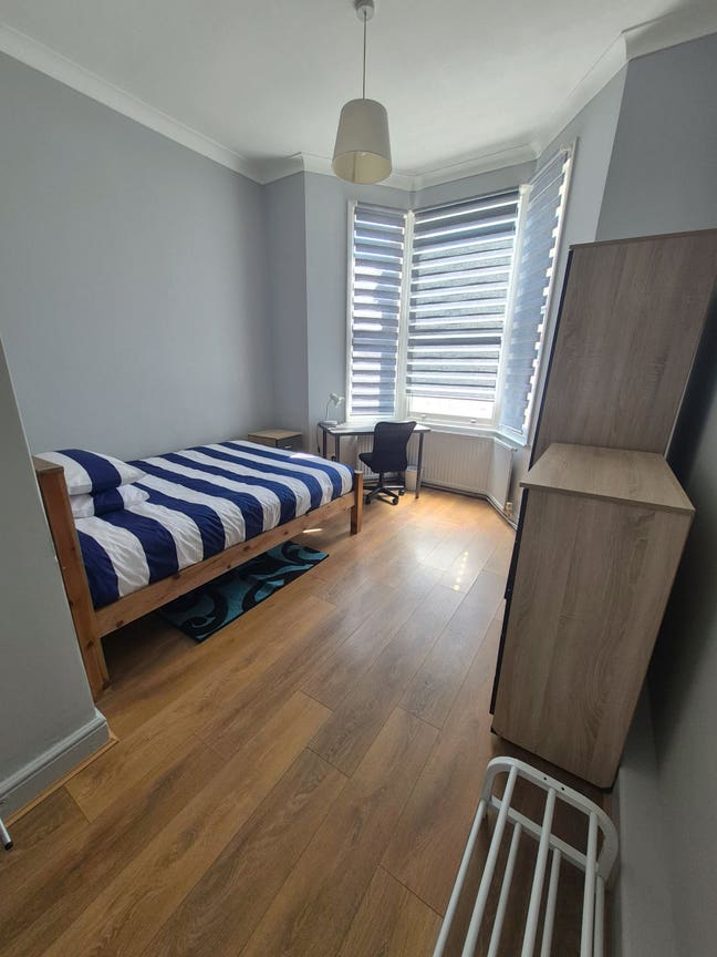 Fantastic Double Room All Bills Included Near Tube Main Photo