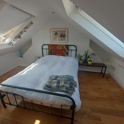 Lovely bright room to let in family home Main Photo