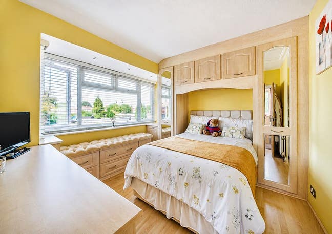 Double Room is available for rent in - UB4 8SH Main Photo